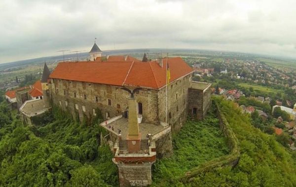 قلعة بالانوك فى أوكرانيا