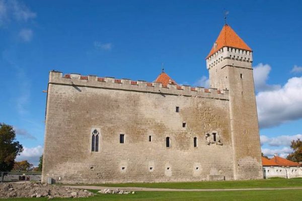 قلعة كوريسار من أبرز معالم استونيا السياحية