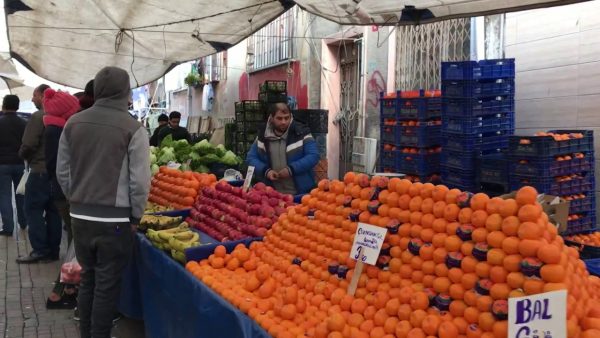 الخضار والفاكهة فى سوق الجمعة فى اسطنبول